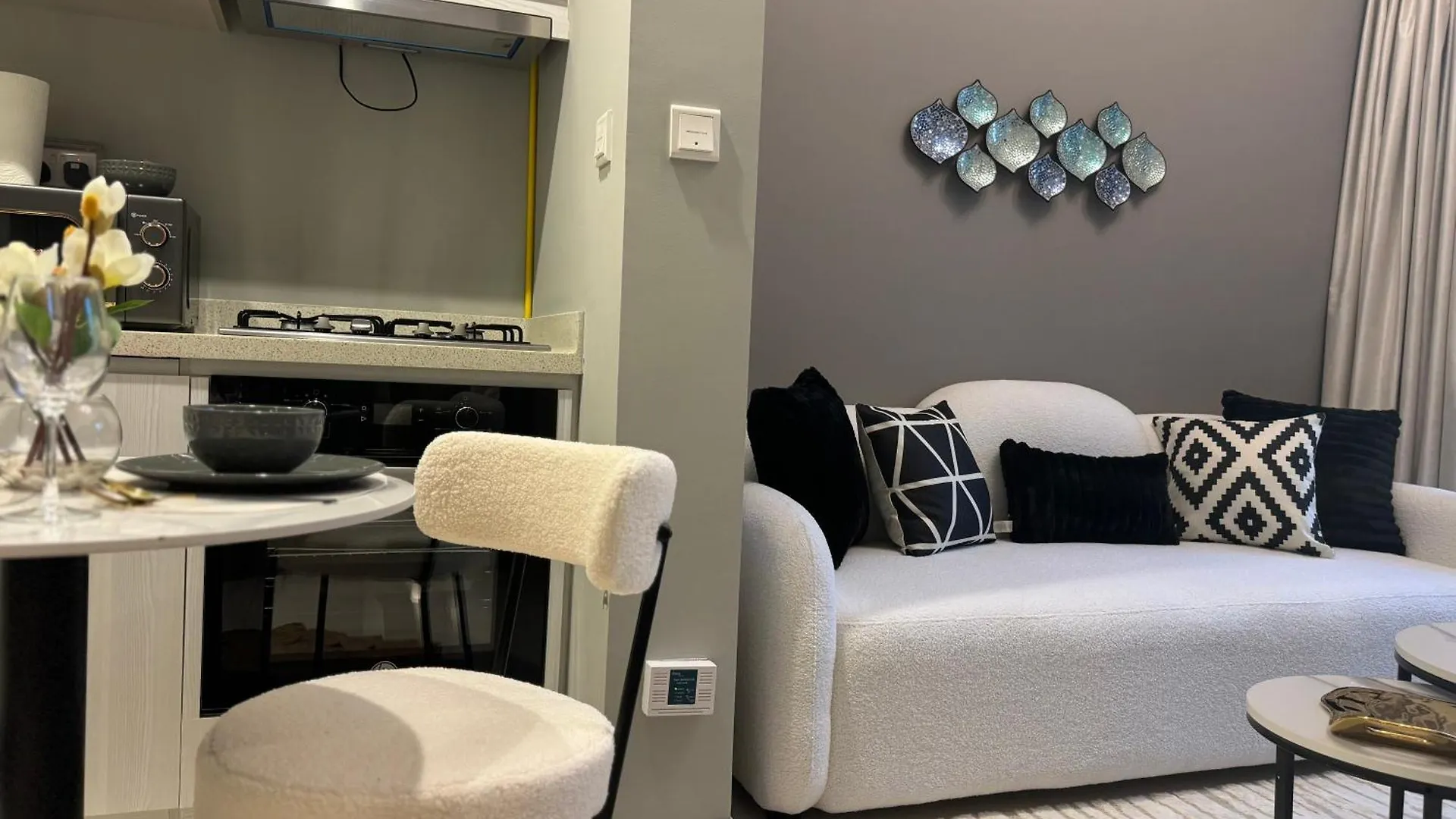 Ashri Holiday Homes Stylish Apartment Near Burj Khalifa Ντουμπάι